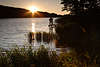 Paar am WasserSteg stehen Sonnenstern Romantik Sonnenuntergang Seeufer Landschaft in Gegenlicht 