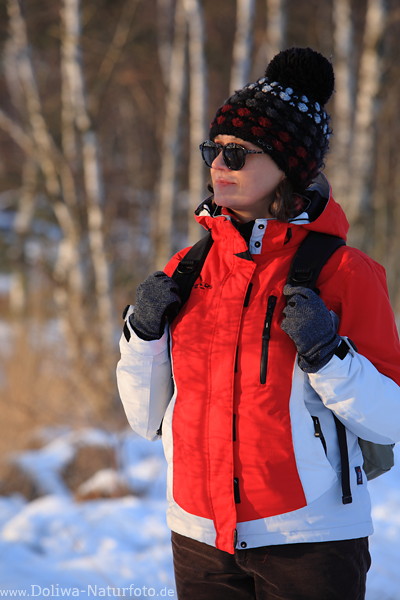 Girl Winterbild in Abendlicht rotweiss Sportjacke Schnee Portrt Naturfoto