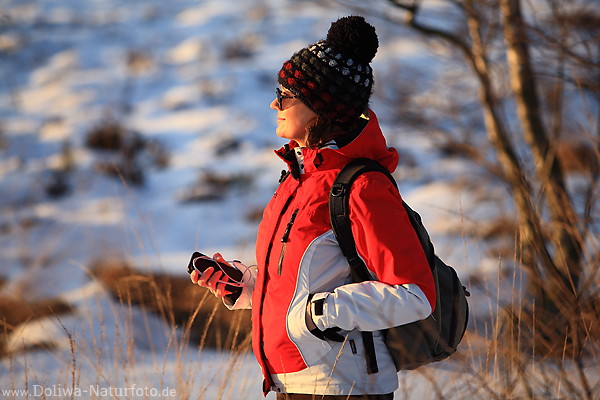 Frau in Winter-Schnee Abendlicht Sonnenschein Rotjacke Portrt Naturfoto