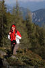 1202063_Wanderin Foto lächeln auf Bergtour junge Frau im Marsch Mädchen Porträt in Alpen Naturweg schöne Bergpanorama