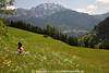 1202180_Wandererin Frau Naturporträts in blühenden Blumenwiese sitzen Bergfelsenblick Fotografie in Gras