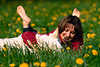 Frauchen fröhliche Momente barfuß in grünen Frühlingsblumen mit weisser Schäferhund toben Bild im Gras