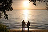 Paar am See Hand halten Mann mit Frau Silhouetten Foto in Sonnenstrahlen über Wasser