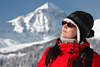 901207_Mädel Gesicht am Berg im Schnee Fotografie in Rotjacke, Kopfmütze & dicken Pulloverkragen