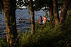 910856_ Frauen Paar Relax unter Bäumen im Gras am Seeufer Foto auf Seesteg in grüner Natur Seebrücke