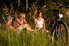 57391_lachen beim Radtour Picknick, Girls by Relax, Frautrio