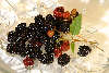 Brombeeren schwarze Früchte auf Glasteller Rubus fruticosus Blackberry image