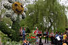 601257_Blumen-Treffpunkt: Musikanten Gruppenfoto, Unterhaltung im Garten vor grosser Kunstblume