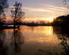 2951_Sonnenuntergang ber Uferpflanzen Bume romantisches Licht-Spiegelung ber Fluss Natur
