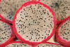 800394_ Pitaya Foto, Pitahaya Scheibe in Bild auf Teller, Drachenfrucht photo, Hylocereus undatus exotisches Obst