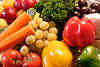 40155_Obst und Gemüse in Küche, möhren, paprika, trauben, tomate, petersilie