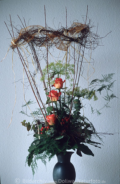 Bukett Blumen-Grser Strauss Komposition mit Grnzeug in Vase