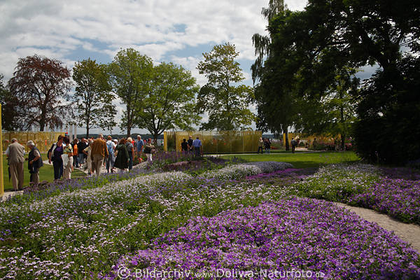 Garten am Marstall blau-grne Blumenteppiche Rabatten Menschen Spazierwege