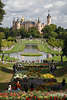 911365_ Schlossgarten und Schlossblick Fotografie ber Blumenrabatte & Wasserkanle des Gartens
