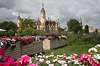 911394_ BUGA Schwerin Ufergarten Foto: bunte Kbelblumen in Blumenkasten ber Wiese mit Schloss & Dom Blick