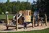 1100352_ Kinderspielplatz auf Sand & Wiese interessante Entwicklung aus Holz in Foto LaGa-Norderstedt