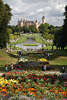 911364_ Schlossgarten Foto mit Schlossblick über Wasser mit Besucher an Blumenrabatten
