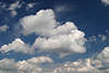 Wetterwolken weiss dick kumuliert am Blauhimmel Schnwetterwolke