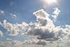 56981_ Schnwetterwolken Cumulus Wolken berstrahlt durch Sonne & verweht im Wind am Himmel