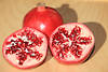 Granat-Querschnitt rote Saftkerne Foto Früchte Makrodesign Hälften auf Tableau