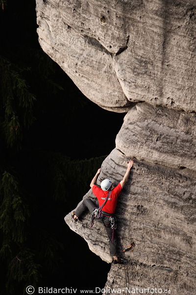 Kletterer Foto Hnde & Fsse breit an Steilwand geklebt Felsvorsprung klettern