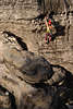 710188_ Frau Kletterin mit Haken & sen an Seilen in Foto, Alpinistin an Bergwand, Steilwand der Sandsteinfelsen hngen und klettern