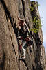710314_ Alpinist spannende Momente an senkrechter Kletterwand mit sen, Seilen in Foto, Hochkletterer  Kletterknste Nahbild