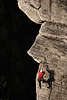 710169_ Kletterer sein Schatten am Seil steile Wand hängen hochsteigen mit Händen & Füssen Klettern