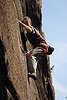 710309_ Kletterer Foto, Alpinist spannende Momente an senkrechter, steilen Felswand hochklettern in Sportfoto