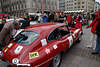Roter Jaguar 4.2 E-Type Oldtimer Sportwagen Automobil bestaunt durch Autofans