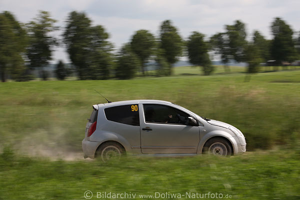 Auto sprint Bewegung grne Natur Landschaft Masuren Rennwagen Rallye Polen dynamische Fahrweise auf Schotterpiste