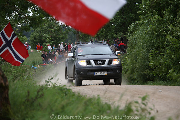 Rallye-Polen Flaggen ber Rennstrecke Nissan Gelndewagen in Masuren bei Paprodtken