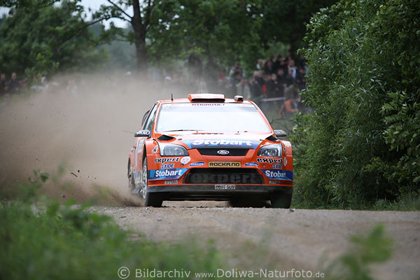 Ford Focus auf SchotterPiste in Paprodtken Masuren Rally-Polen Autorennen Rajd Polski