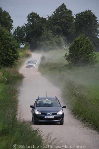 Rally Polen Rennwagen Trio auf staubigen Schotterpiste in Natur Bume-Landschaft Mazury