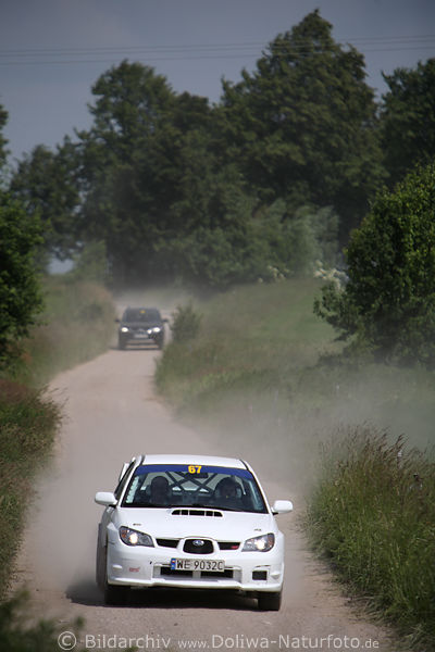 Masuren staubige Schotterpiste Autorennen Wagen-Duo grne Bume Rally-Polen
