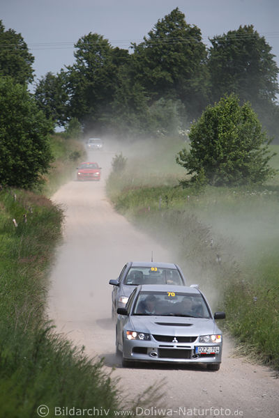 Rennwagen Autorennen in Masurens Schotterpiste Bume Staub Rally-Polen bei Marcinowa Wola