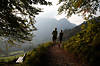 913634_Fitness in Naturlandschaft Photo Mädchen Paar Lauf Bewegung auf Pfad vor Bergkonturen in Blätter