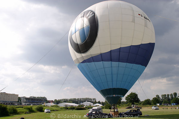 Ballon mit Korb fr Passagiere am Boden mit Heissluft aufgepumpt