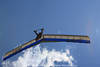 1202401_Jumbo Drachenflieger Flugbild in Wolken am Blauhimmel Dank Thermik durch Lfte gleiten