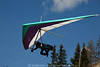 1201043_ Drachenflieger Bild am Blauhimmel Flugfoto ber Baumkronen mit Segeldrachen schweben