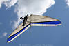 1202383_Drachenflieger weiss-blauer Segeldrache Flugbild steigend in Wolkenhhe am Blauhimmel