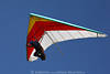 1202387_Gelb-rot-weisser Segeldrache Bild am Blauhimmel mit Flieger ins Aero-Gurt steigen um besser zu gleiten