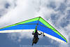 1202389_Grn blau wei Drache Flugfoto Pilot am Steuerknppel Luftaufnahme unter Weiwolken Blauhimmel