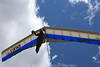 1202400_Jumbodrachen Bilder Flugfotos am Himmel Exxtacy-Flieger blau-weiss Segeldrachen