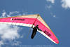 1202408_Lila-wei Laminar-Drache Flieger Bild vor Wolken gleiten am Blauhimmel in Luftaufnahme