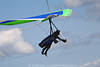 1202530_Drachenflug Hngegleiter Hnde am Steuerknppel Bild freischwebende Beine Foto in Wolken am Himmel