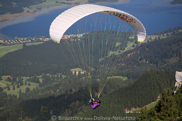 Paragliding Gleitschirmflieger in Luft schweben vor Seetafel nach Bergsprung
