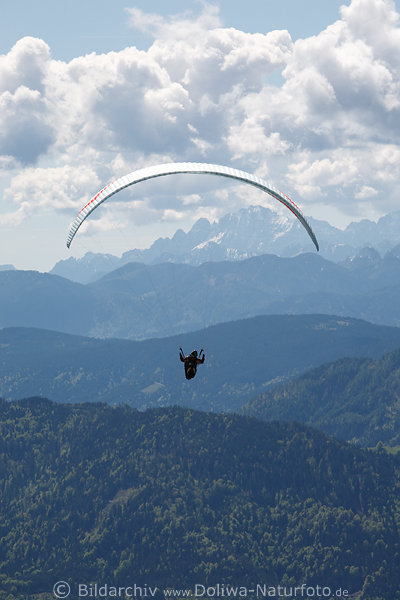 Paragliding in Wolken ber Alpengipfel Flugfoto schemenhafte Bergwellen