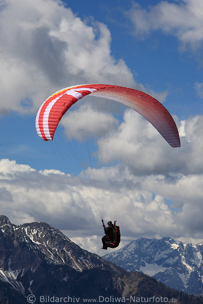 Paraglider Flieger vor Wolken Flugaufnahme ber Gipfelfelsen