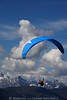 Gleitschirmflieger Flugfoto über Gipfel in Wolken unter Blauschirm